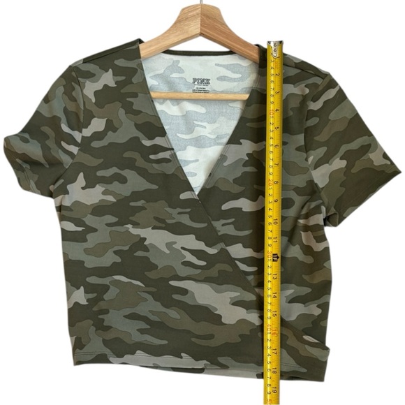 PINK Victoria’s Secret Ultimate Wrap Top Womens Medium Green Camo Athletic Top - Picture 6 of 9